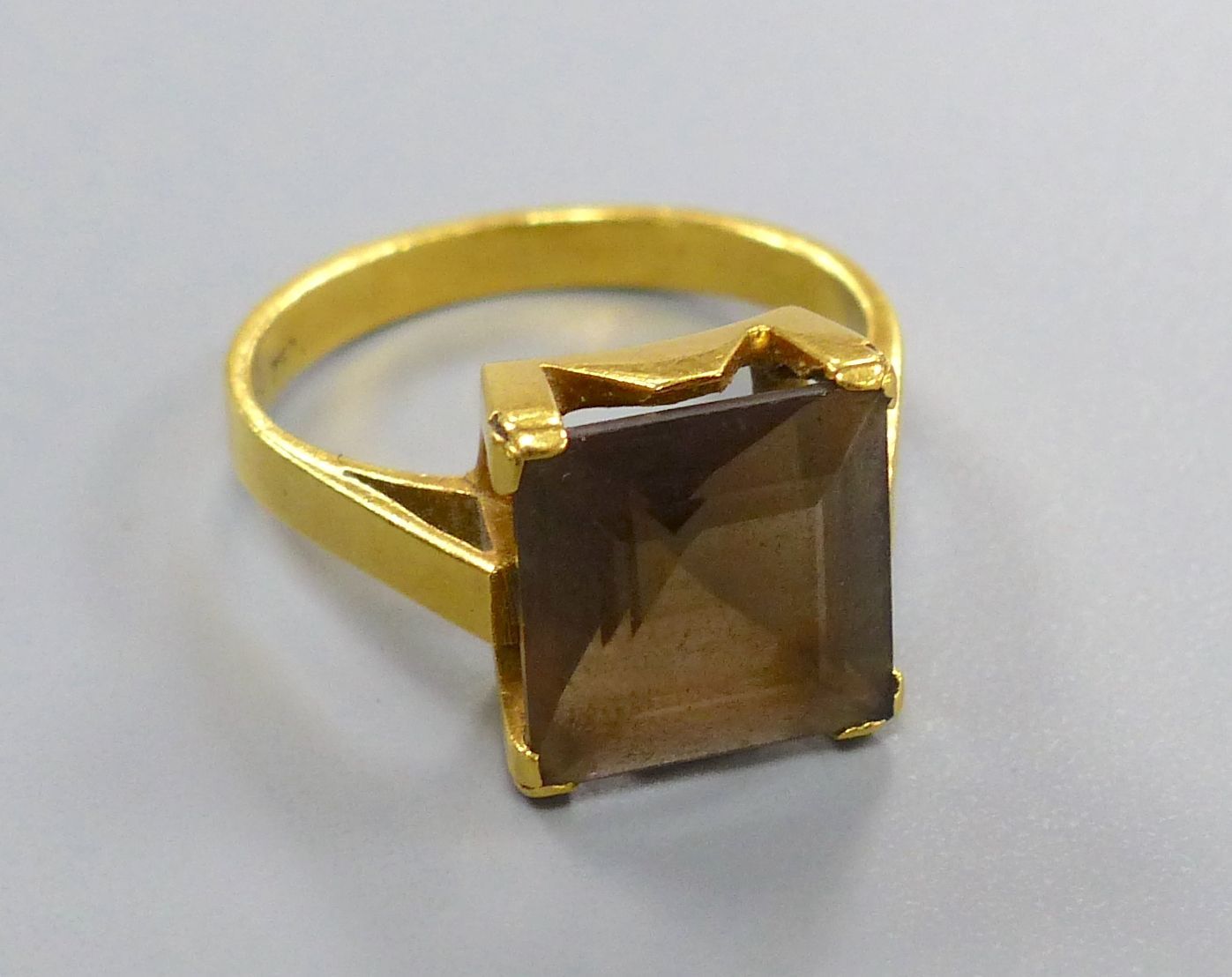 A yellow metal(stamped 750) and smoky quartz set dress ring, size M, gross 5.2 grams.